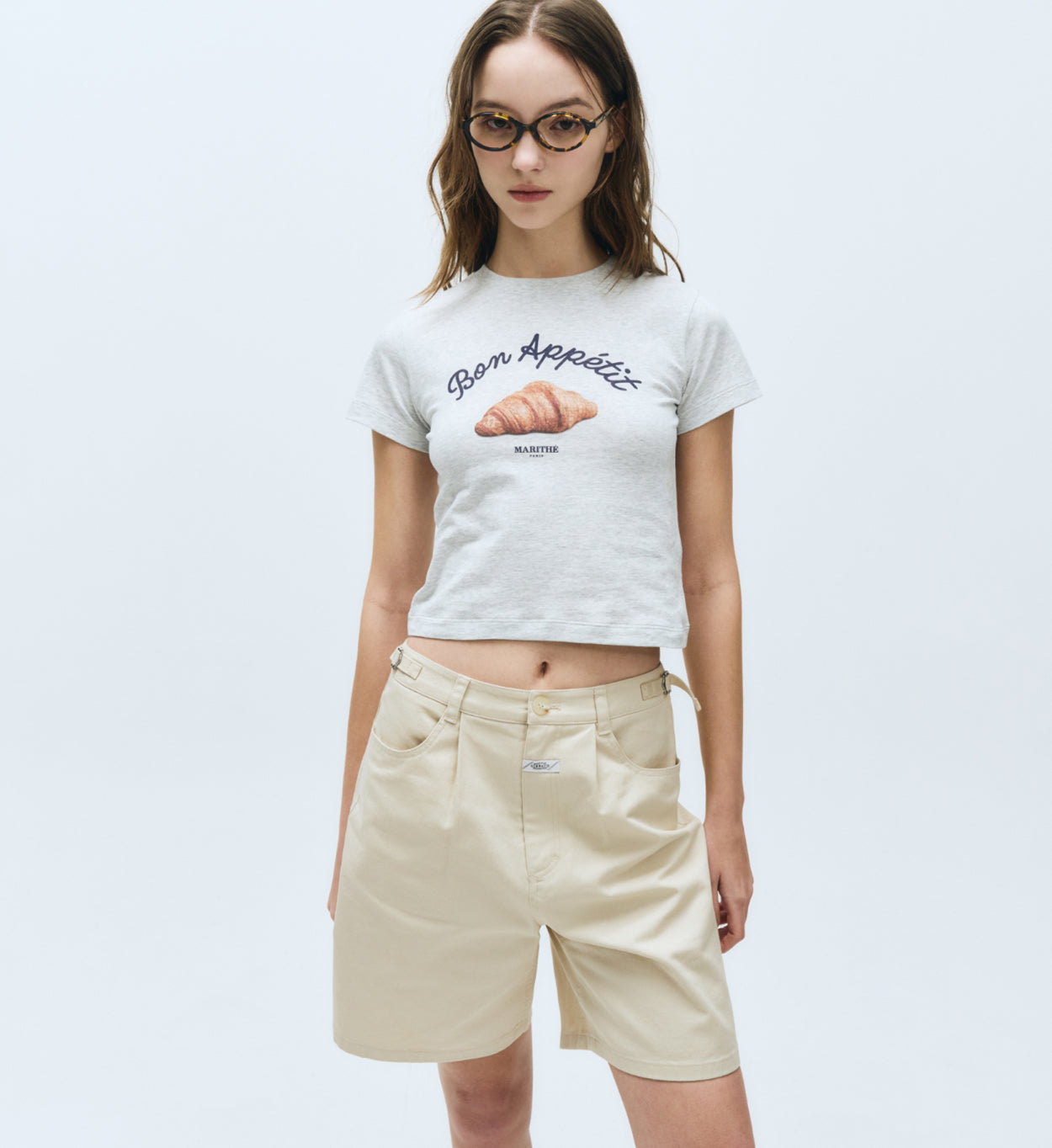 MARITHE W SLIM FIT BREAD GRAPHIC CROP TEE light heather gray (Instock)