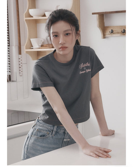 Marithe W ROLLING LOGO CROP TEE charcoal (Preorder)