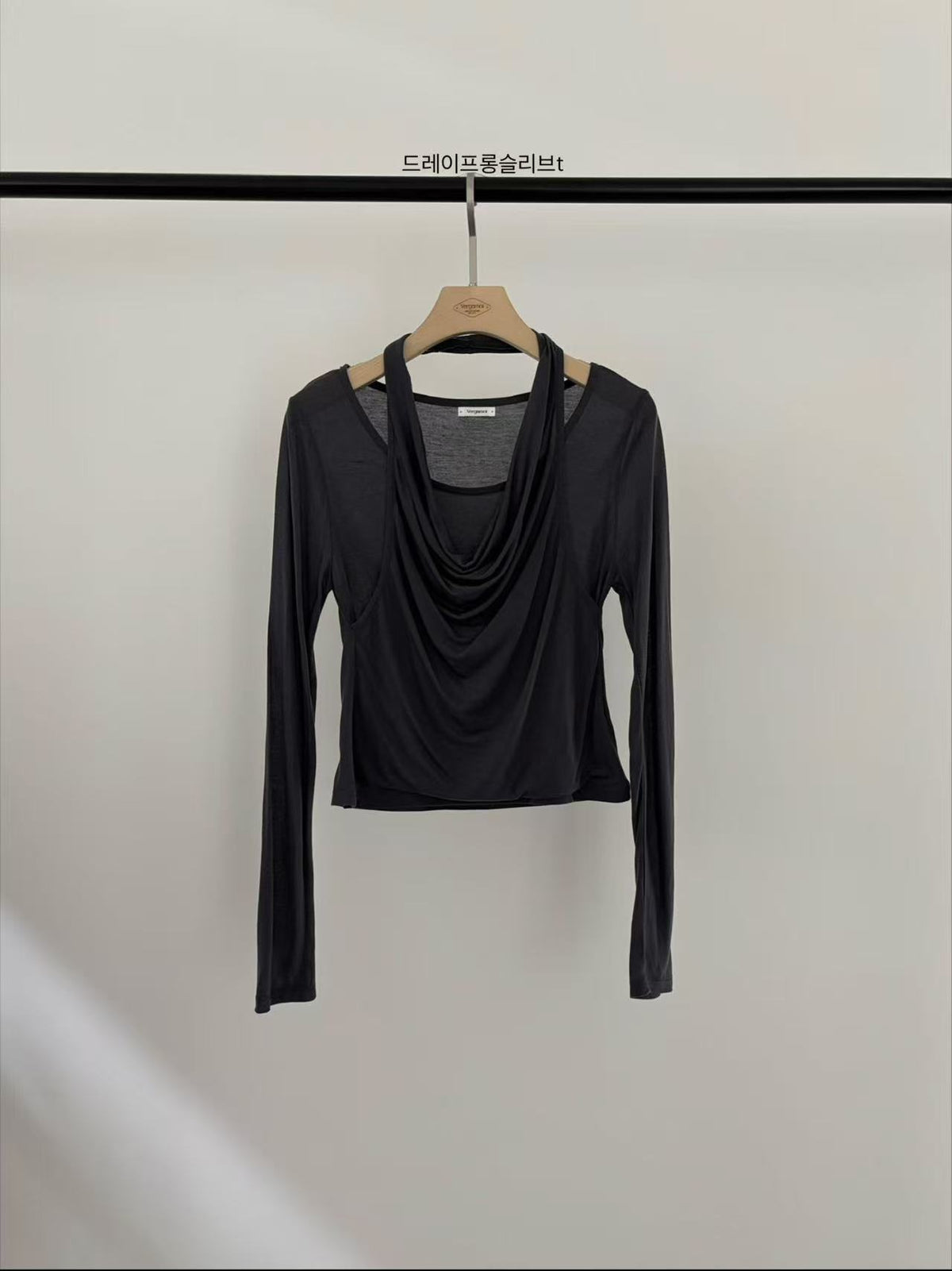 Haut à manches longues superposé col drapé Korean APM Collection – Anthracite (En stock)