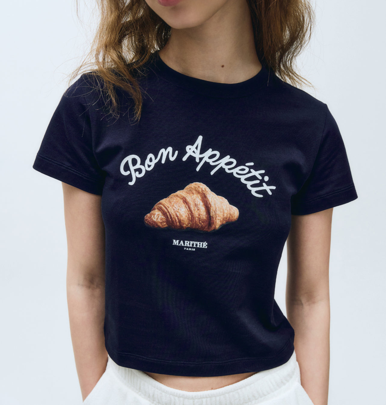 MARITHE W SLIM FIT BREAD GRAPHIC CROP TEE Navy (Instock)