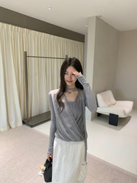 Chemisier gris en mousseline col V avec foulard Kelly Designs (En stock)