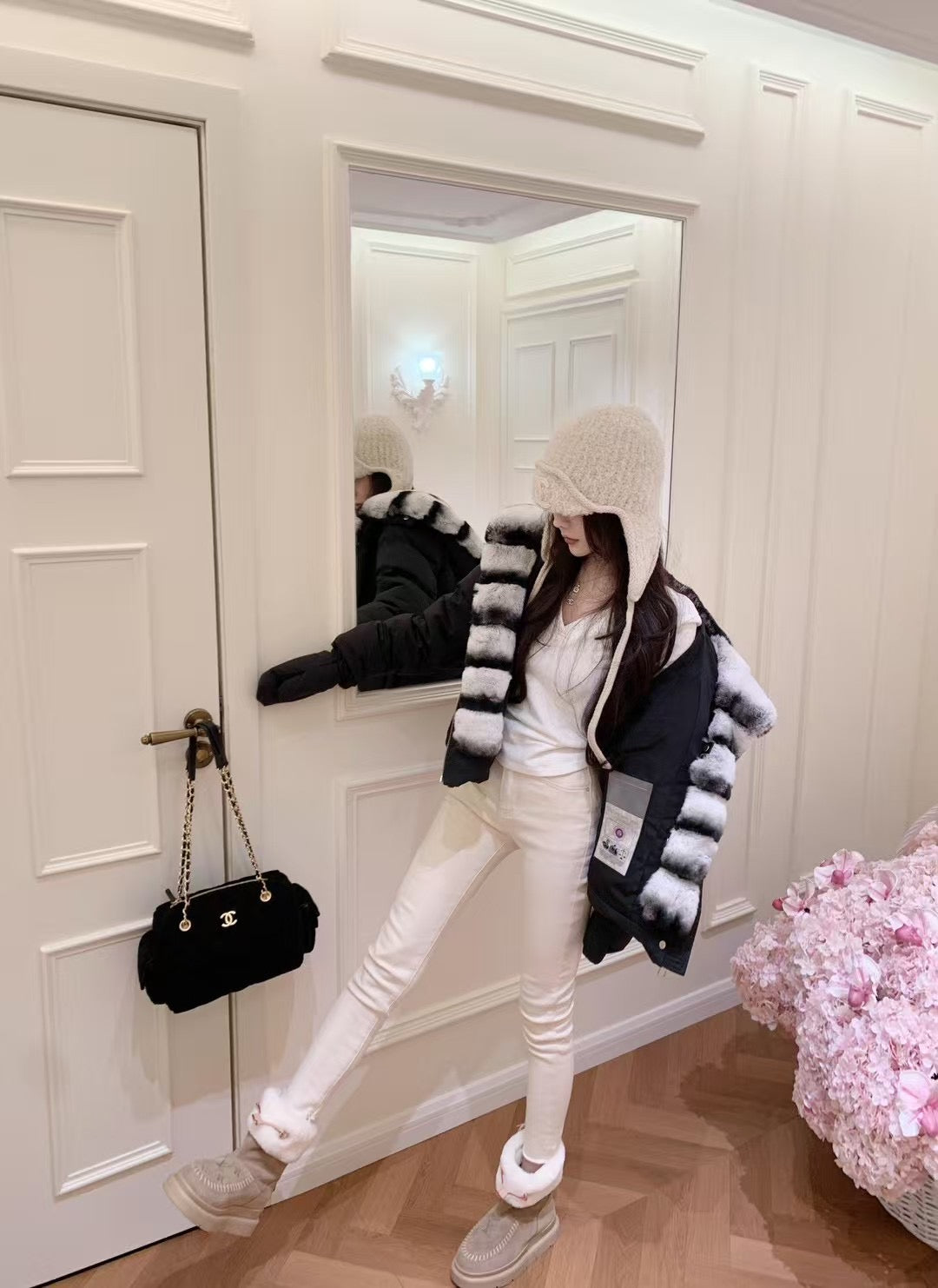 Doudoune Kelly Designs en Duvet d'Oie avec Capuche en Fourrure de Lapin Rex Importée – Élégante et Ultra Chaude – Noir/Blanc (En stock)