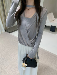 Chemisier gris en mousseline col V avec foulard Kelly Designs (En stock)