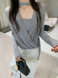 Chemisier gris en mousseline col V avec foulard Kelly Designs (En stock)