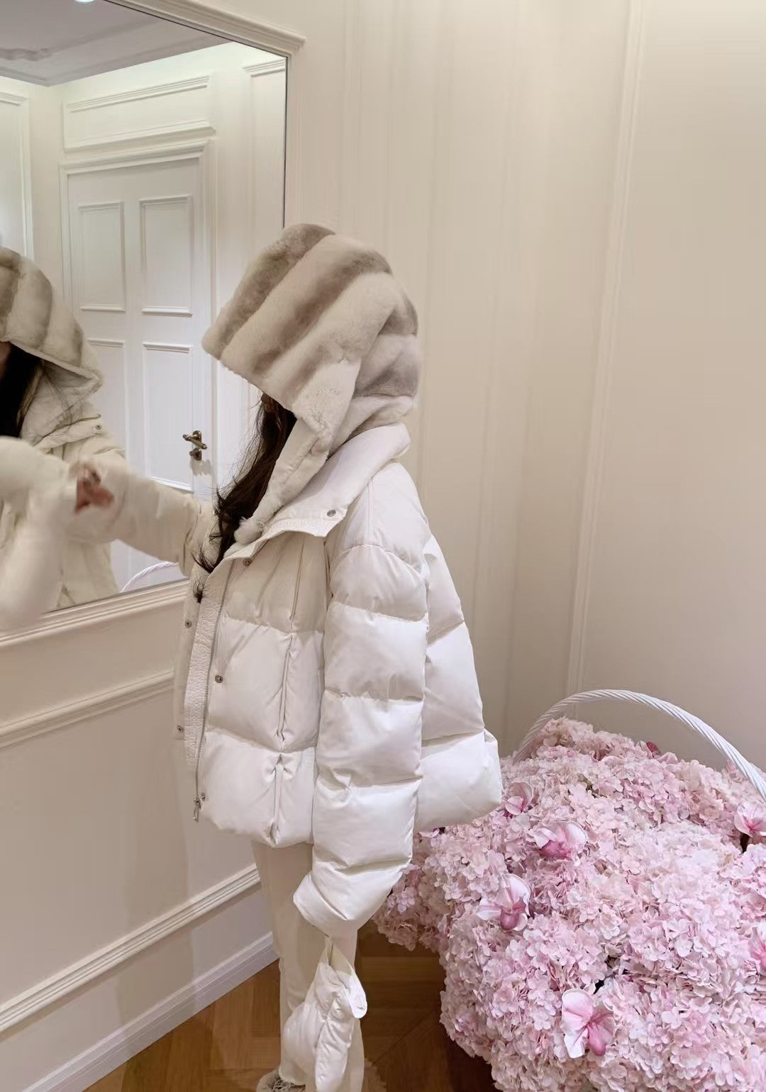 Doudoune Kelly Designs en Duvet d'Oie avec Capuche en Fourrure de Lapin Rex Importée – Élégante et Ultra Chaude – Noir/Blanc (En stock)