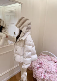Doudoune Kelly Designs en Duvet d'Oie avec Capuche en Fourrure de Lapin Rex Importée – Élégante et Ultra Chaude – Noir/Blanc (En stock)