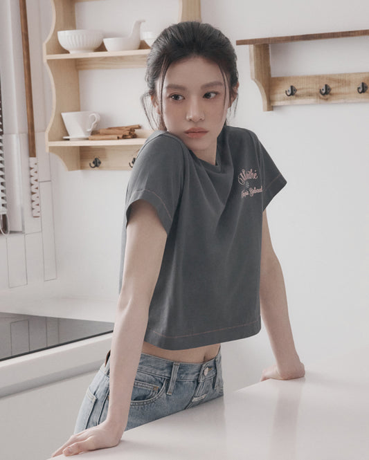 Marithe W ROLLING LOGO CROP TEE charcoal (Preorder)