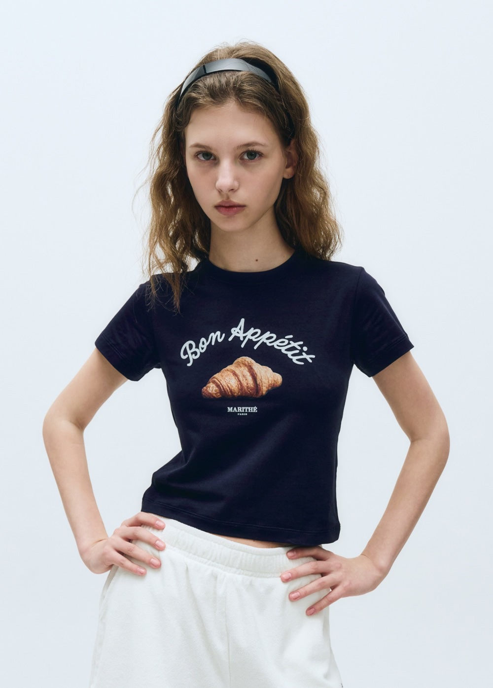 MARITHE W SLIM FIT BREAD GRAPHIC CROP TEE Navy (Instock)
