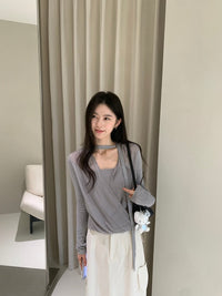 Chemisier gris en mousseline col V avec foulard Kelly Designs (En stock)