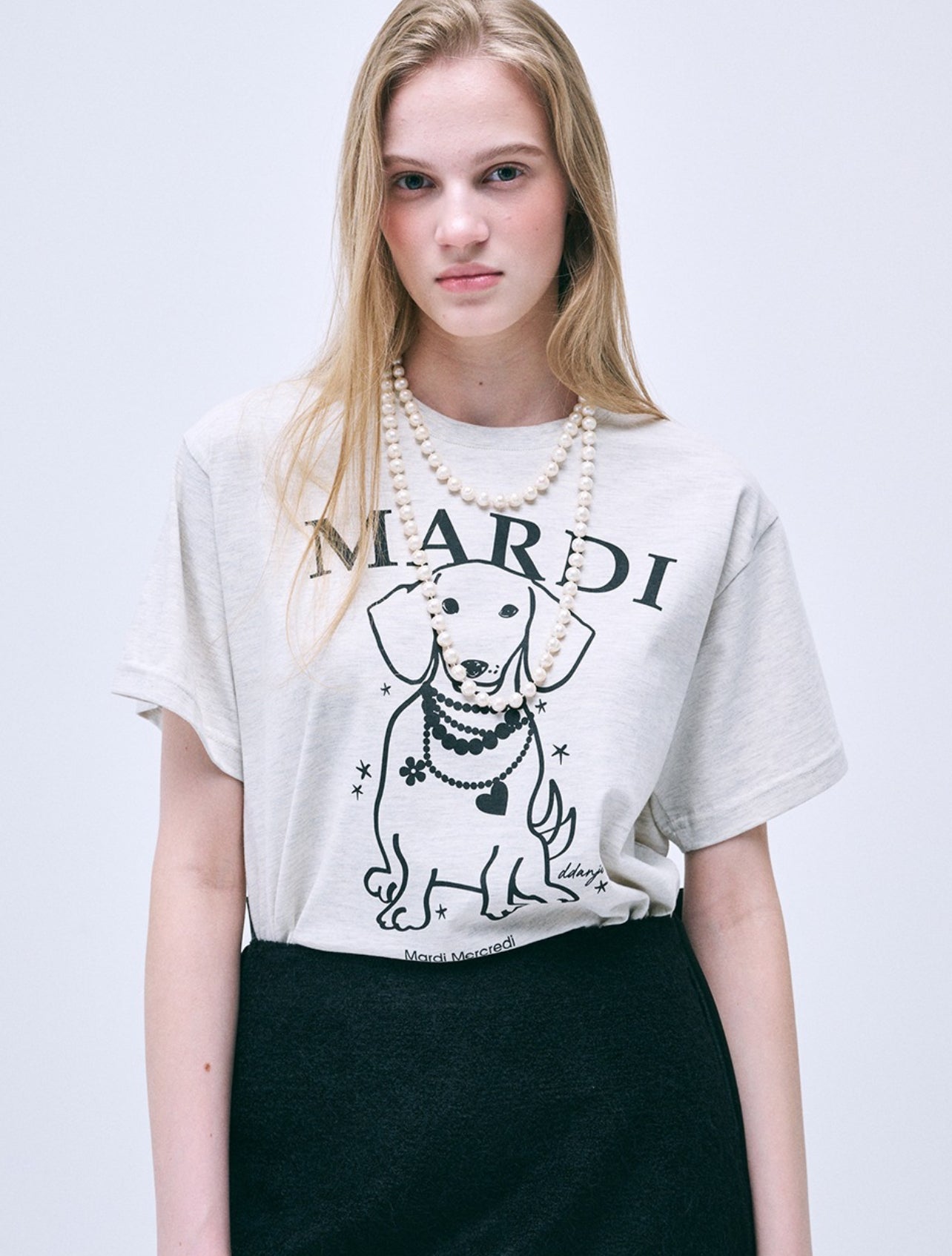 Mardi Mercredi TSHIRT SWING THE TAIL DDANJI PEARL NECKLACE_OATMEAL BLACK(Instock)