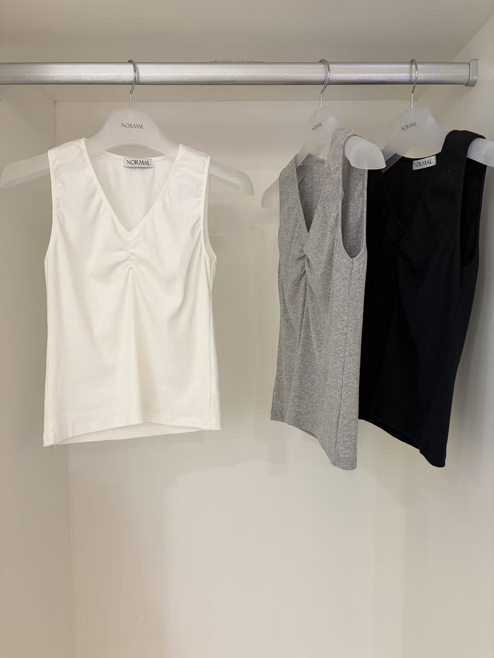 Débardeur coréen à col en V Collection APM - 3 couleurs (En stock)