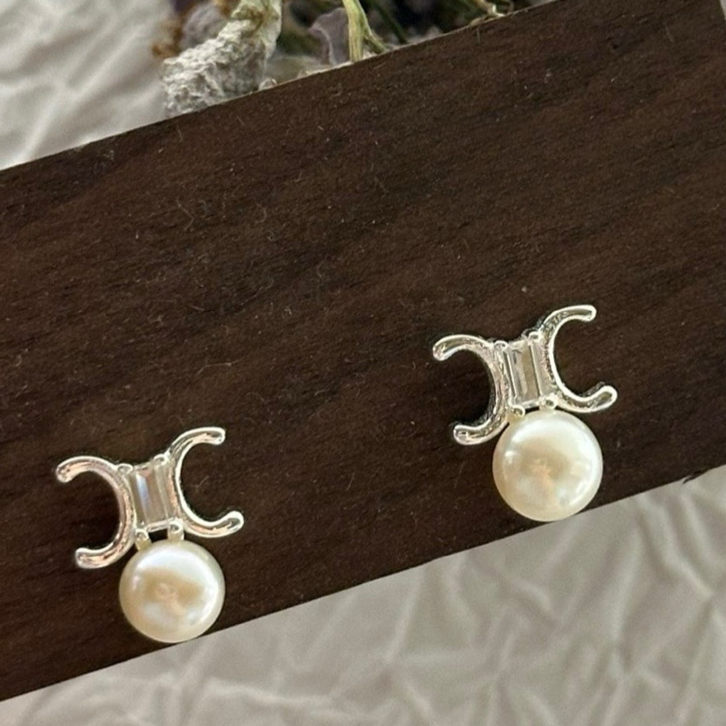 Kelly Designs Minimalist Crescent Moon Pearl Earrings(Instock)