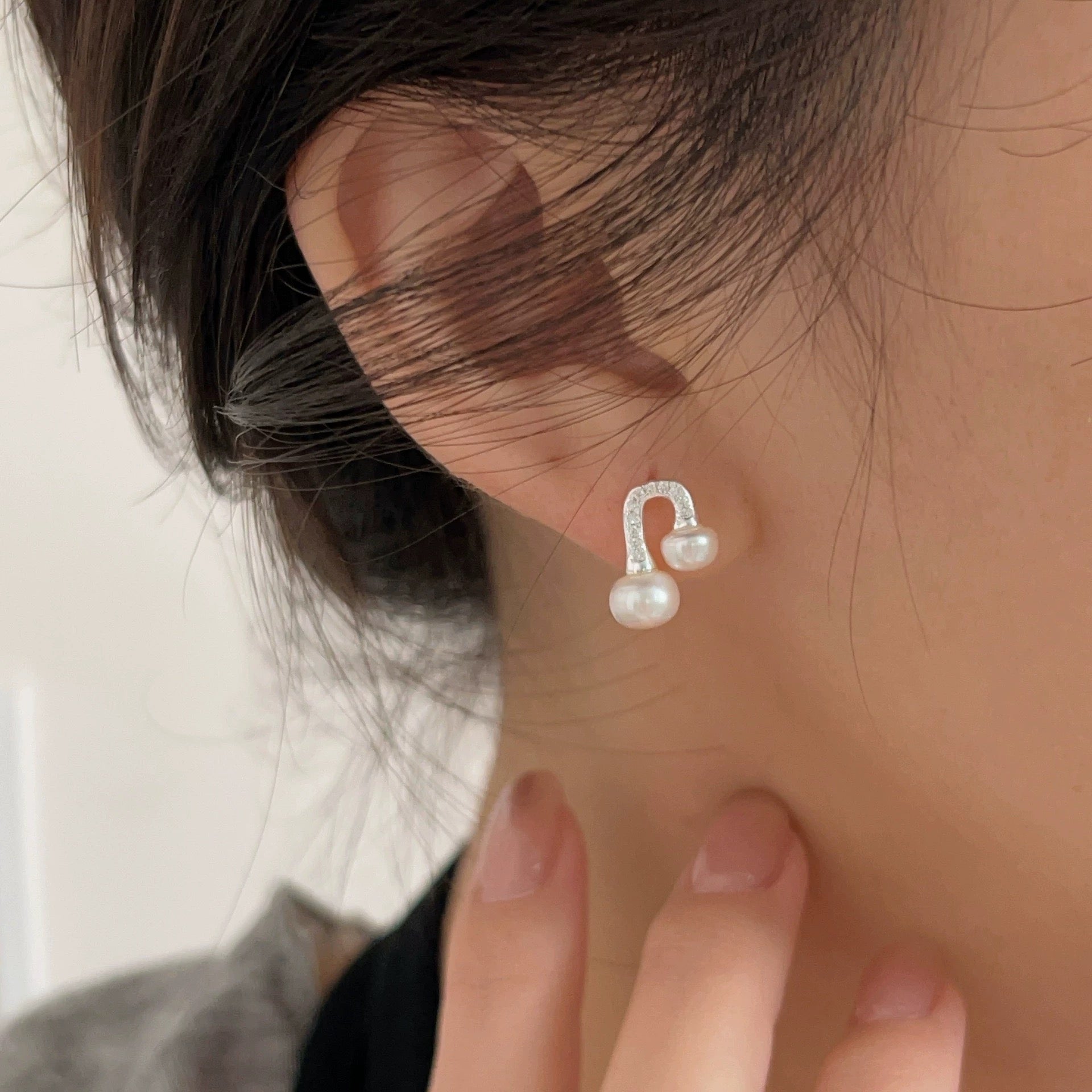 Kelly Designs Sterling Silver Curved Pearl Stud Earrings(Instock)